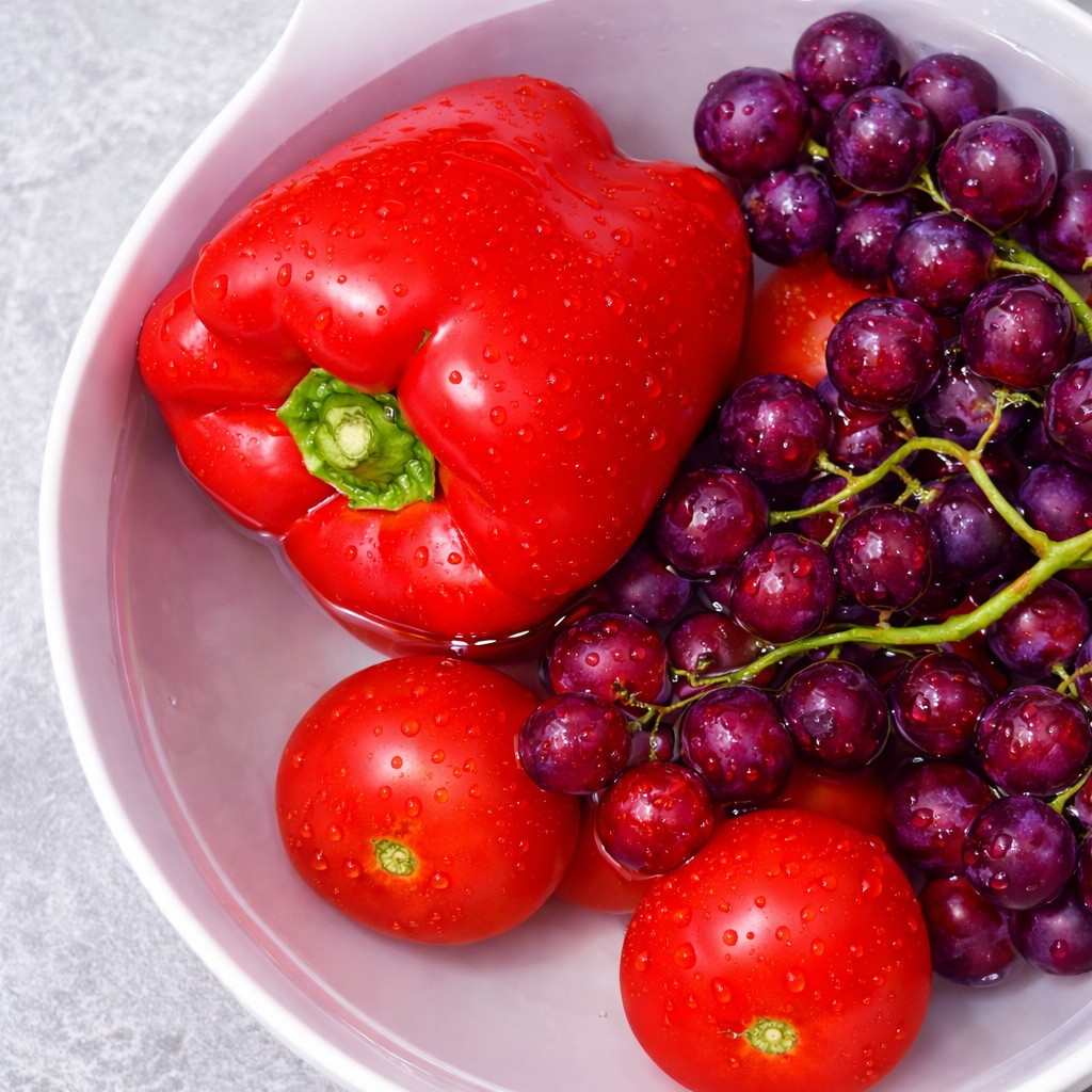 Frisches Obst und Gemüse waschen
